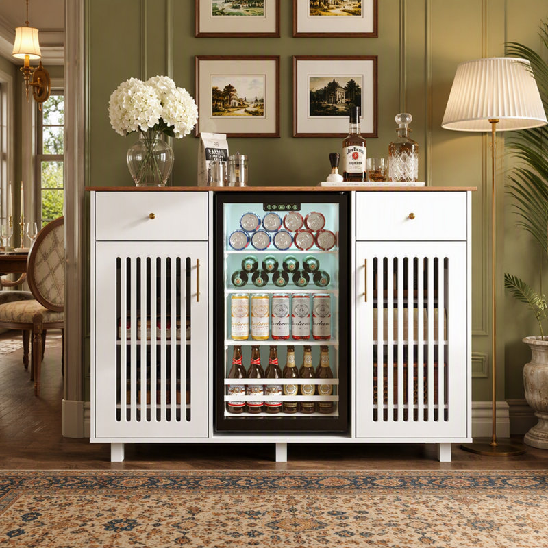 Meuble-bar moderne du milieu du siècle avec compartiment réfrigérateur, prise électrique et étagères réglables pour un rangement et un espace boissons efficaces