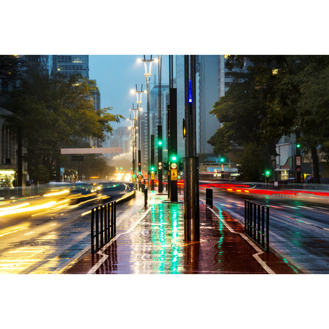 Paulista Avenue Under A Drizzle von Wsfurlan - Kunstdrucke auf Leinwand ohne Rahmen