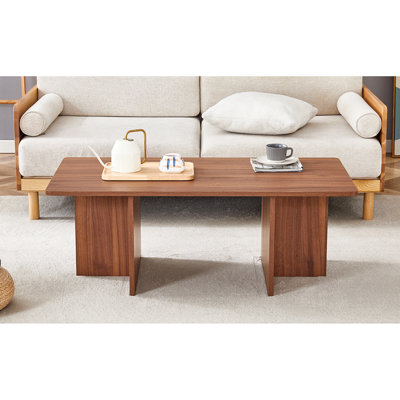 De table basse moderne avec plateau en MDF à grain de bois de noyer et support triangulaire, mobilier de salon élégant