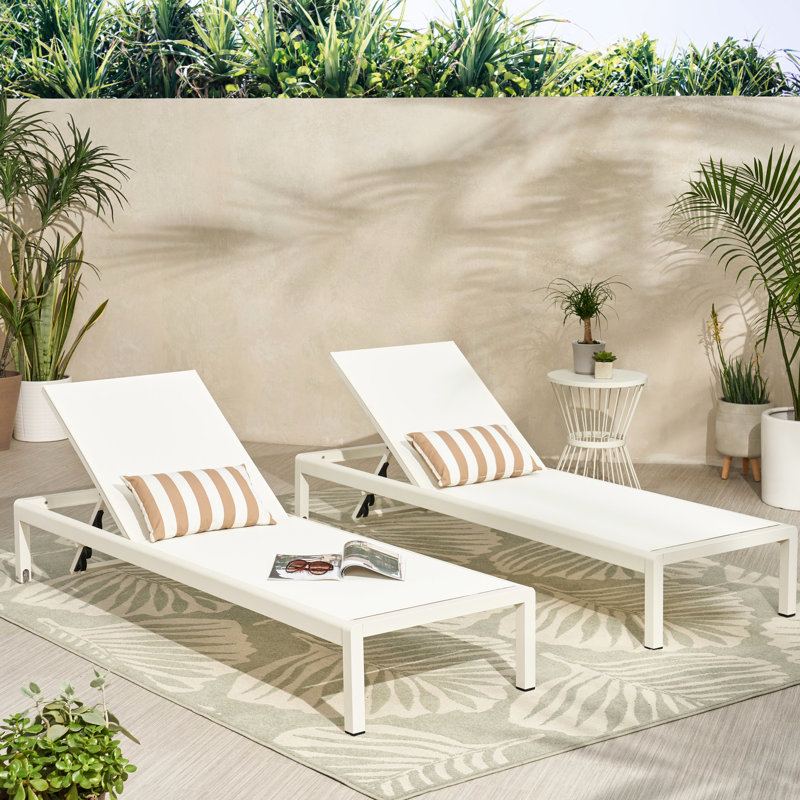 Chaise longue blanche avec siège en filet respirant et repose-pieds réglable