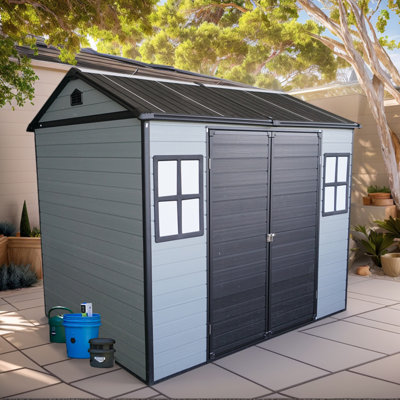 Remise de jardin extérieure en résine améliorée de 8 pi x 6 pi avec plancher et 2 fenêtres, remise extérieure en plastique pour patio avec porte verrouillable pour outils de jardin, vélos, poubelles, gris et noir