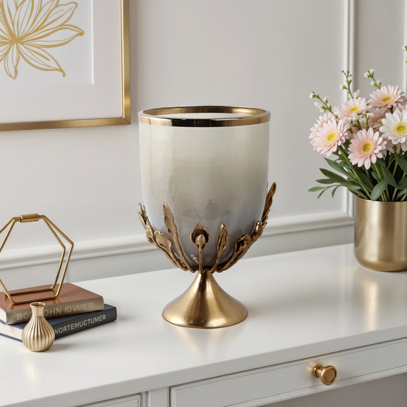 Porte-bougie ouragan en verre avec porte-feuille sculpté en métal Home Modern, H 15 po x l 9 po x P 9 po