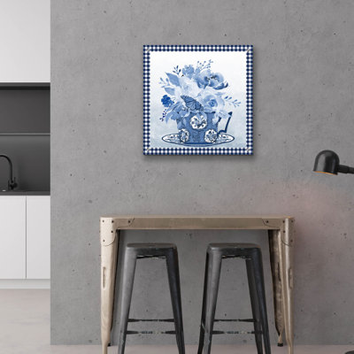 «Blue Teacup Bouquet F» par Jean Plout, art mural en verre acrylique, 24 po x 24 po