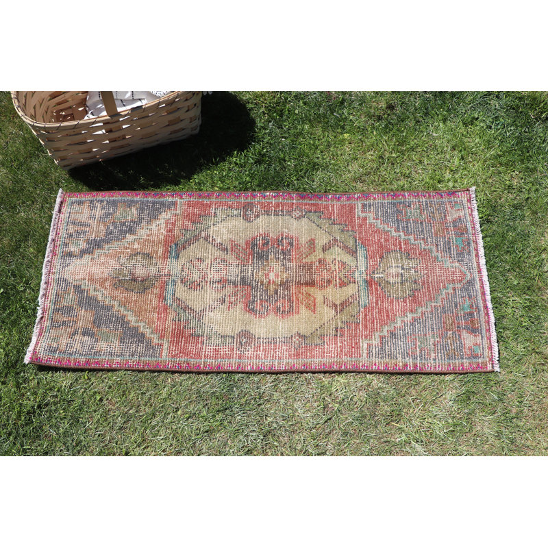 Petit tapis turc antique dans une teinte orange vibrante, idéal pour les espaces de chambre de bébé