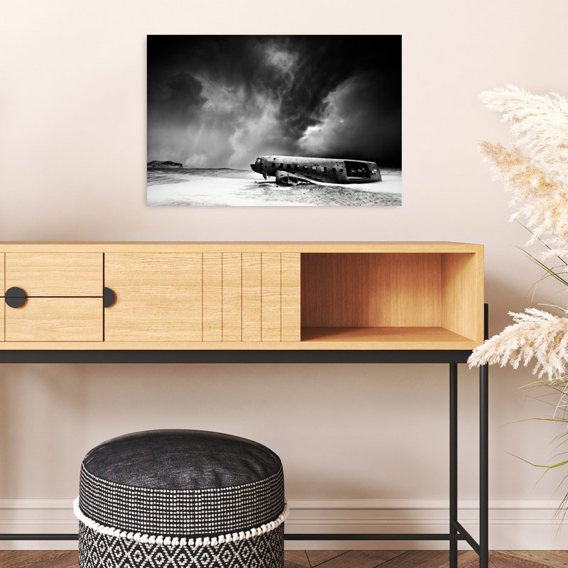 Avion abandonné sous la tempête - Paysage abstrait contemporain dramatique - Affiche murale hivernale, H 16 po x l 24 po