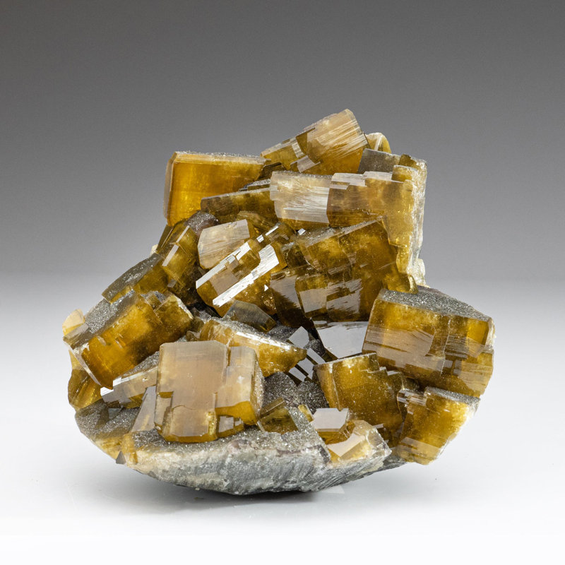 Barite dorée avec des cristaux de marcassite du comté de Nandan, Hechi, Guangxi, Chine