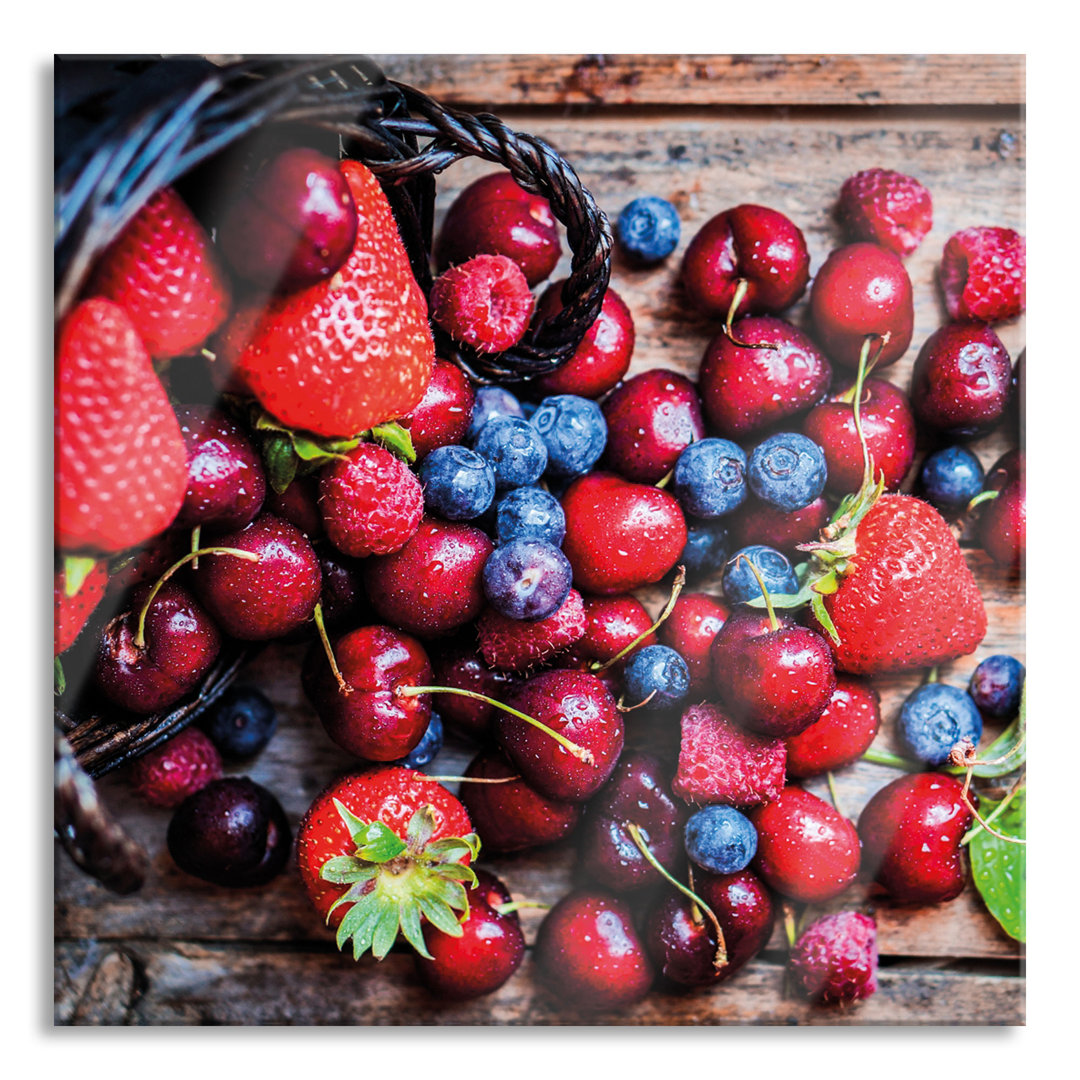 Ungerahmtes Foto auf Glas "Berries on Wooden Flooring"