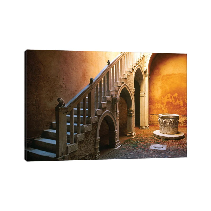 Italie, Venise. Cour Casa Goldoni. par Jaynes Gallery - Photographie sur toile tendue, H 26 po x l 40 po x 1,5 po