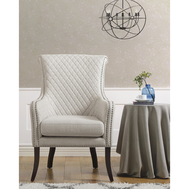 Fauteuil d'appoint classique de luxe beige avec coussin de siège réversible, tissu texturé, garniture cloutée, pieds en bois à finition apparente, fabrication en bois massif et contreplaqué mesurant 33 po de largeur, dossier à coutures losangées