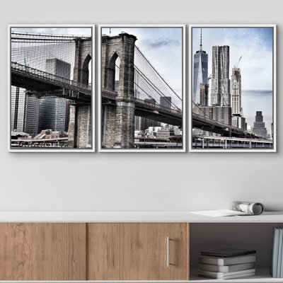«Brooklyn Bridge in Vintage Gray New York City Buildings», art contemporain moderne encadré
