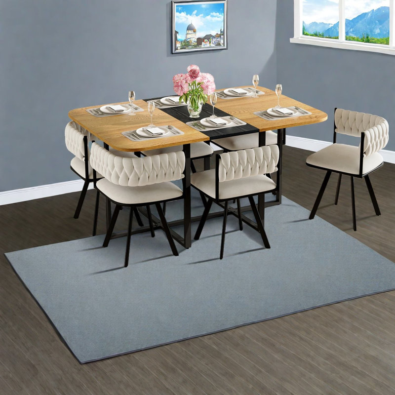 Ensemble de table de salle à manger élégant et moderne avec chaises en velours, idéal pour les espaces compacts