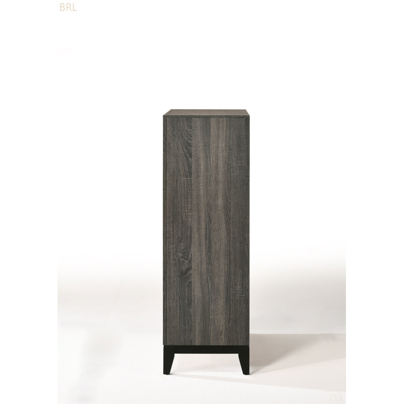Rehaussez votre espace avec cet élégant meuble en bois gris, mis en valeur par des poignées métalliques polies