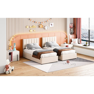 Très grand lit avec revêtement beige et grand espace de rangement rembourré