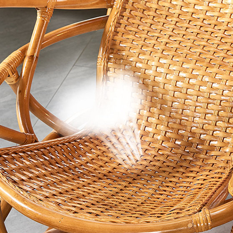 Une chaise berçante tissée en bois naturel