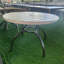 Table de patio ronde à lattes en faux bois-610454500