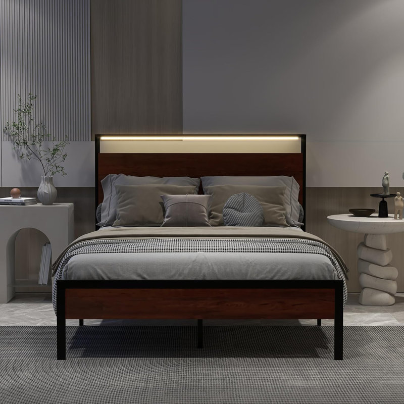 Structure de lit avec lumières DEL, structure de lit en métal avec station de charge, tête de lit à double couche de rangement, matelas à ressorts non requis, pieds de support robustes, couleur acajou