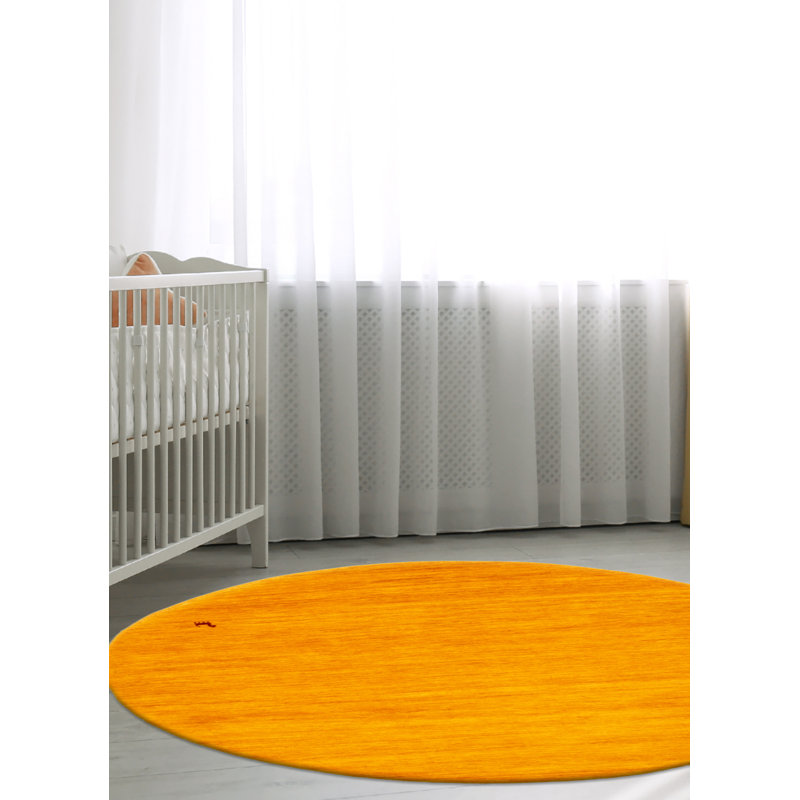 Les tapis Gabbeh sont fabriqués à la main avec des poils très hauts et des motifs très simples et stylisés.