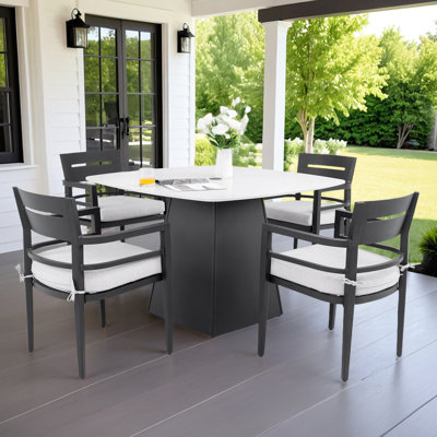 Ensemble de salle à manger d'extérieur moderne 5 pièces avec table en pierre frittée de 112 cm, 4 chaises et coussins résistants aux intempéries, structure rouille à coins carrés arrondis