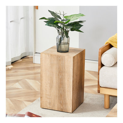 Rehaussez votre espace de vie avec cette table basse moderne en panneau de fibres à densité moyenne qui présente des motifs de texture de couleur bois clair et doux. Il est caractérisé par un design élégant. 12 * 12 * 19,6