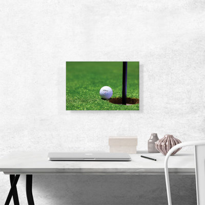 Golf ball and hole - Reproduction de photo sur toile tendue