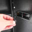 Coffre-fort de sécurité encastré à fixation murale robuste avec serrure numérique pour rangement de bureau personnel-116480286