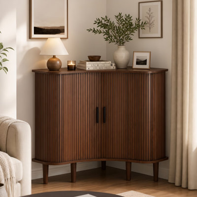 Armoire de rangement en bois à angle triangulaire en bois avec prises de courant intégrées, 2 portes coulissantes et tablette ouverte, armoire d'appoint de coin peu encombrante
