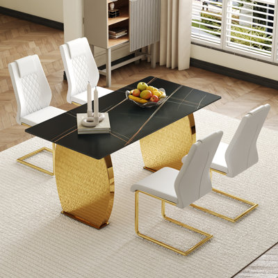 Ensemble de table et de chaises. Plateau de table en pierre frittée à motif de grain luxueux de 63 po x 31,5 po x 30 po avec pieds en acier inoxydable doré. De plus, 4 chaises en polyuréthane de haute qualité avec des pieds en métal arqués.