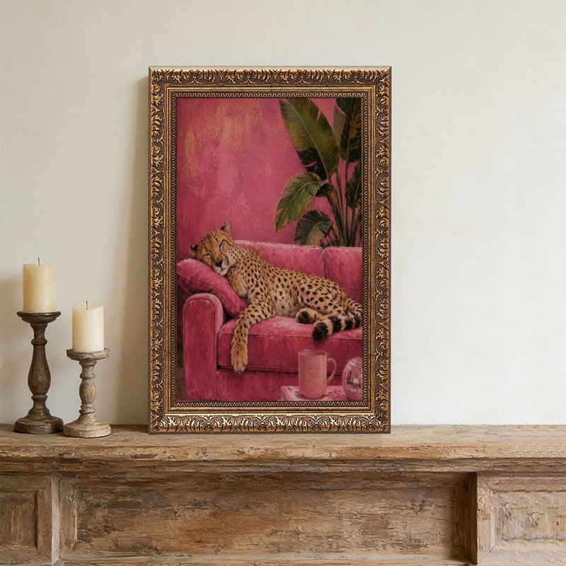 Leopard sur un canapé rose, cadre mural rétro - cadre décoratif doré pour art., L 20 po x l 30 po