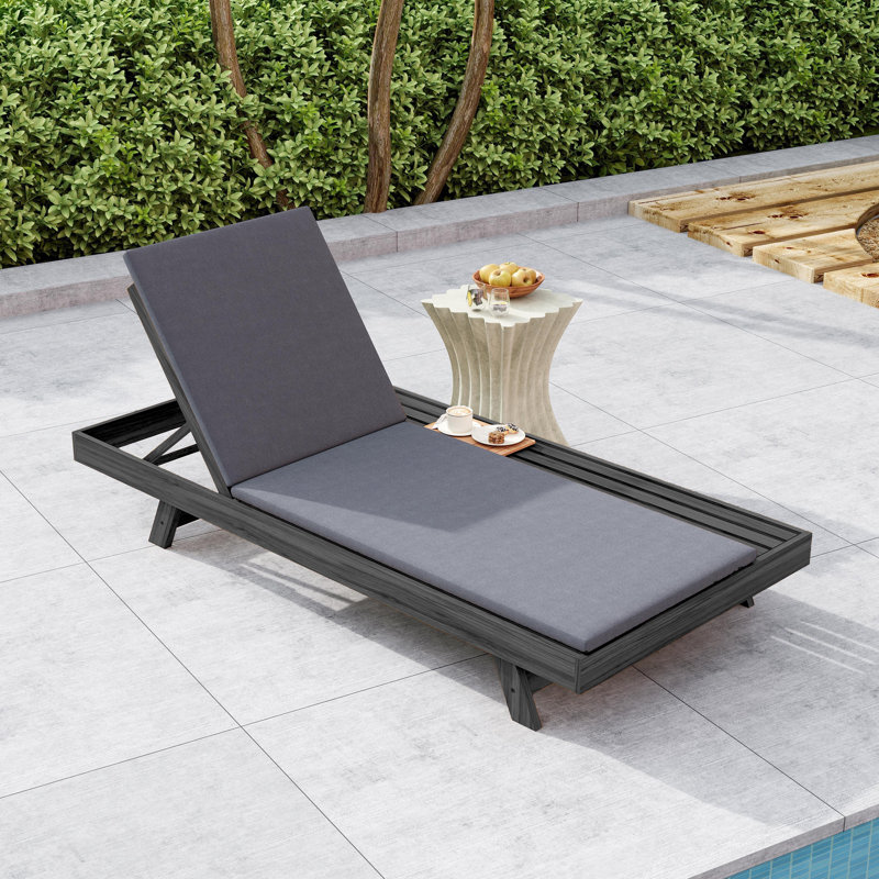 Chaise longue de patio en bois d'acacia Archer avec dossier réglable et coussin amovible