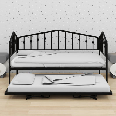 Le lit de jour avec lit gigogne se transforme en lit d'invité élargi avec une structure rétractable à hauteur égale