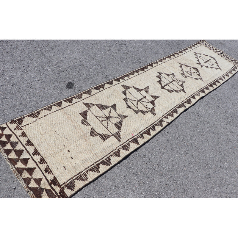 Tapis de couloir turc rétro tissé à la main en beige avec un motif tribal, idéal pour le revêtement de sol décoratif