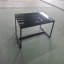 Petite table basse en verre noir avec pieds en métal