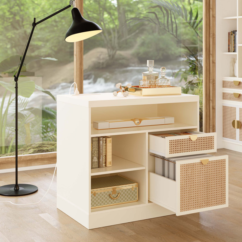 Classeur Adonia 80 cm (L) à 2 tiroirs en bois avec serrure, multiprise et étagères de rangement, en rotin blanc, idéal pour le bureau à domicile.