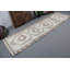 Superbe tapis turc crème et brun avec un élégant motif géométrique bohémien pour les couloirs
