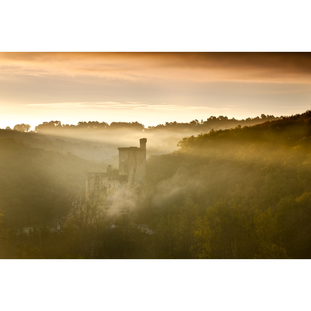 Chateau Commarque bei Sonnenaufgang von Garethkirklandgrphy - Foto ohne Rahmen auf Leinwand