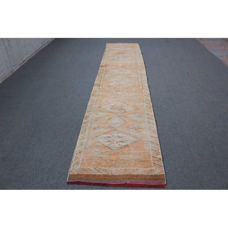 Trouvez l'élégance à chaque étape avec ce tapis de couloir turc rétro dans une teinte orange chaud