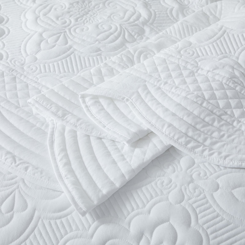 Washed Microfiber Scalloped Edge Quilt Set 3 Pieces Embroidered Damask Bedspread Set, White, Queen