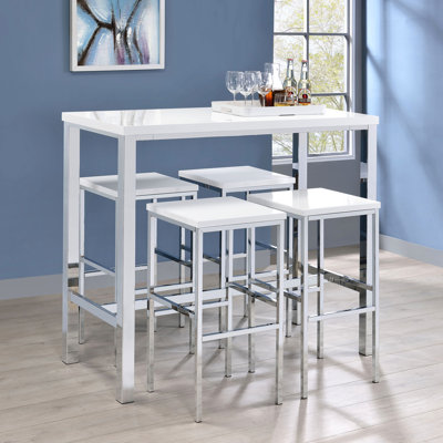 Élégant bar cinq pièces avec une structure en acier poli, une table blanche ultrabrillante et quatre tabourets sans dossier pour un décor de salle à manger rectangulaire en laque