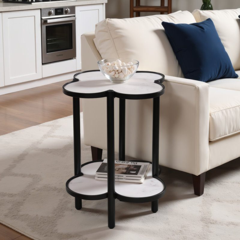 Table de bout Anaiyah, plateau en trèfle en marbre véritable blanc avec structure en fer noir