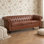 Canapé Chesterfield en polyuréthane à trois places avec accoudoirs roulés et structure durable