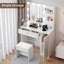 Bureau de coiffeuse blanc avec miroir lumineux à DEL et station de charge, coiffeuse de maquillage réglable à 3 couleurs avec tiroir, armoire de rangement, tablettes ouvertes et tabouret rembourré, coiffeuse de chambre à coucher moderne