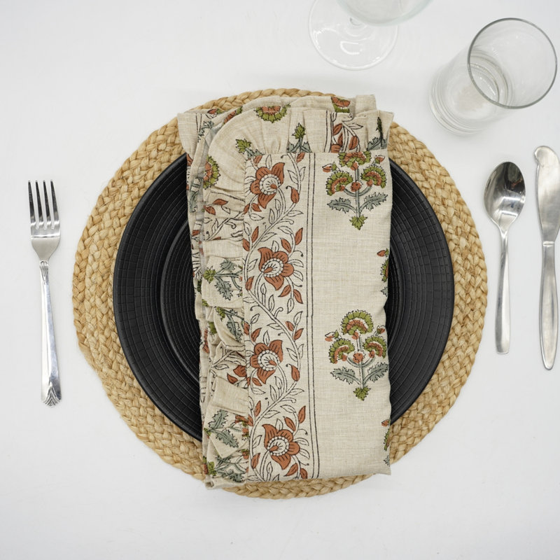 Serviettes de table élégantes 18 x 18 pouces Fab divine à volants, parfaites pour les mariages et les événements, ensemble de 4