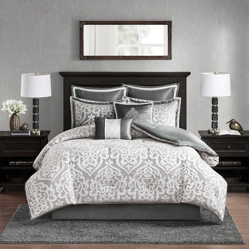 Édredon 8 pièces pour grand lit. Médaillon classique. Rempli. Comprend un édredon, des taies décoratives, des coussins décoratifs Euro et une jupe de lit. Wrinkle Weave. Rides - traitement