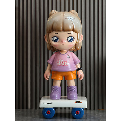 Statuette de sol représentant une adorable fille de dessin animé avec une planche à roulettes, décoration intérieure