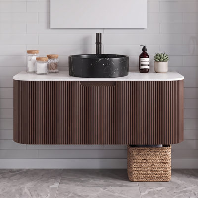 Meuble-lavabo mural de 36 po avec lavabo, armoire de rangement en contreplaqué rayé noyer rayé à bords arrondis avec tiroir, lavabo rond en céramique noir mat et plateau en pierre frittée blanc de Carrare
