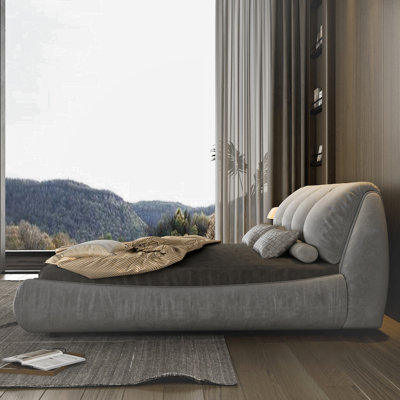 Élégant très grand lit plateforme avec revêtement imperméable et lattes en bois massif, base en matériau gris élégant