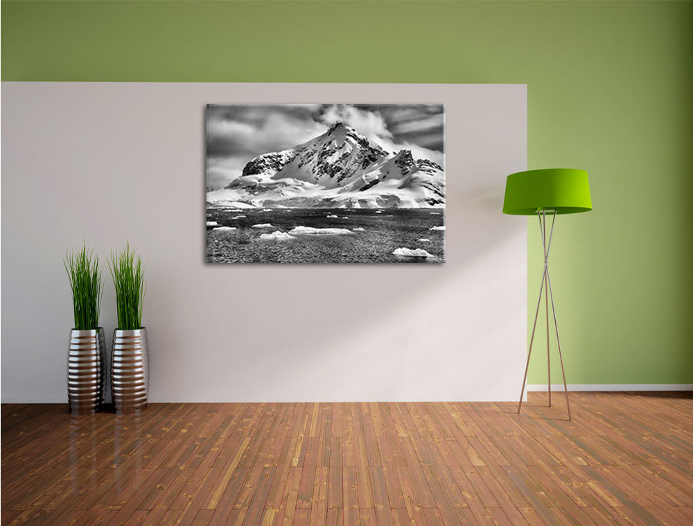 Leinwandbild Schneebedeckte Bergspitze in Monochrom