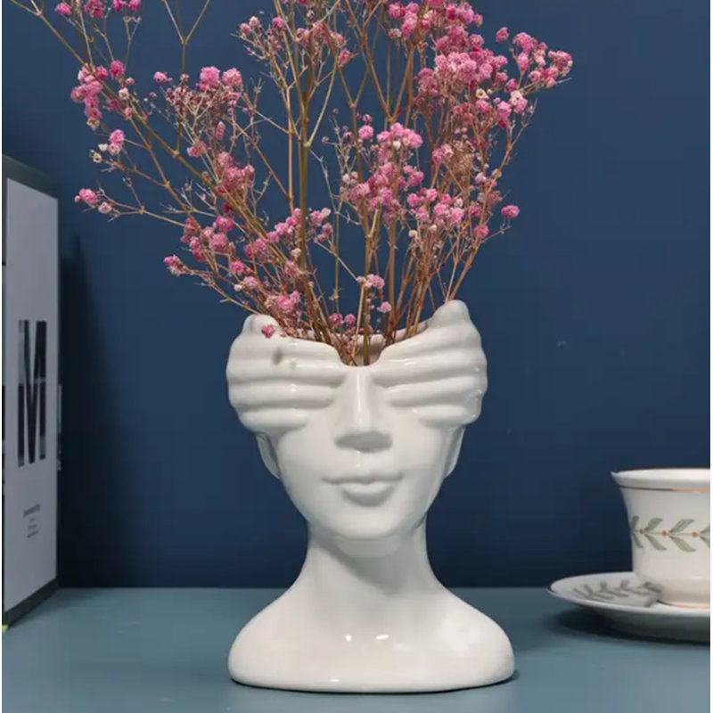 Vase de style nordique moderne en céramique se cachant derrière les mains coucou
