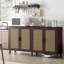 Buffet brun de 178 cm (70,13 pouces) avec quatre portes et tablettes réglables, idéal pour la décoration intérieure. Meuble de rangement pratique et décoratif de grande capacité.