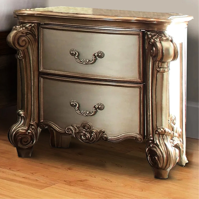 Fabuleuse table de chevet à 2 tiroirs en bois massif doré avec pattes surdimensionnées patinées dorées, avec quincaillerie traditionnelle